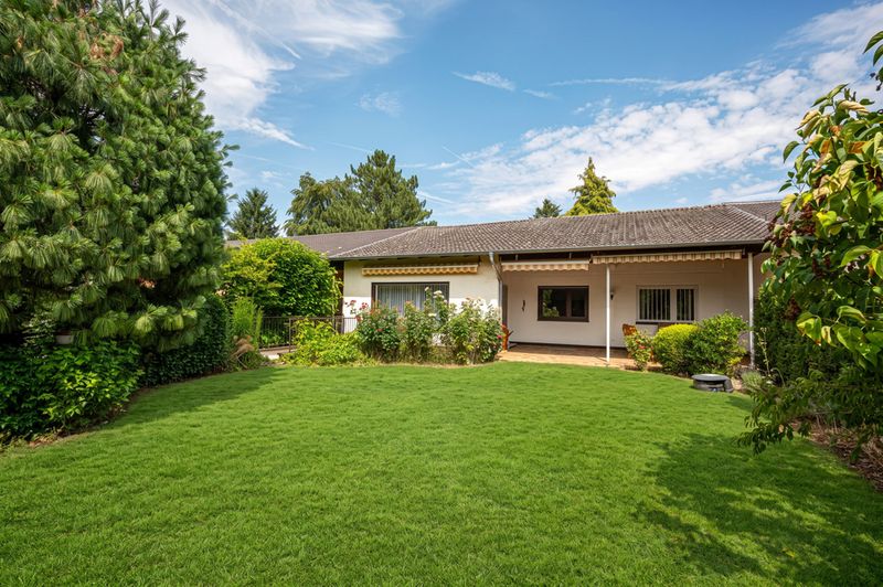 Gepflegter Satteldachbungalow mit Flächenplus auf einem idyllischen Grundstück in ruhiger Wohnlage